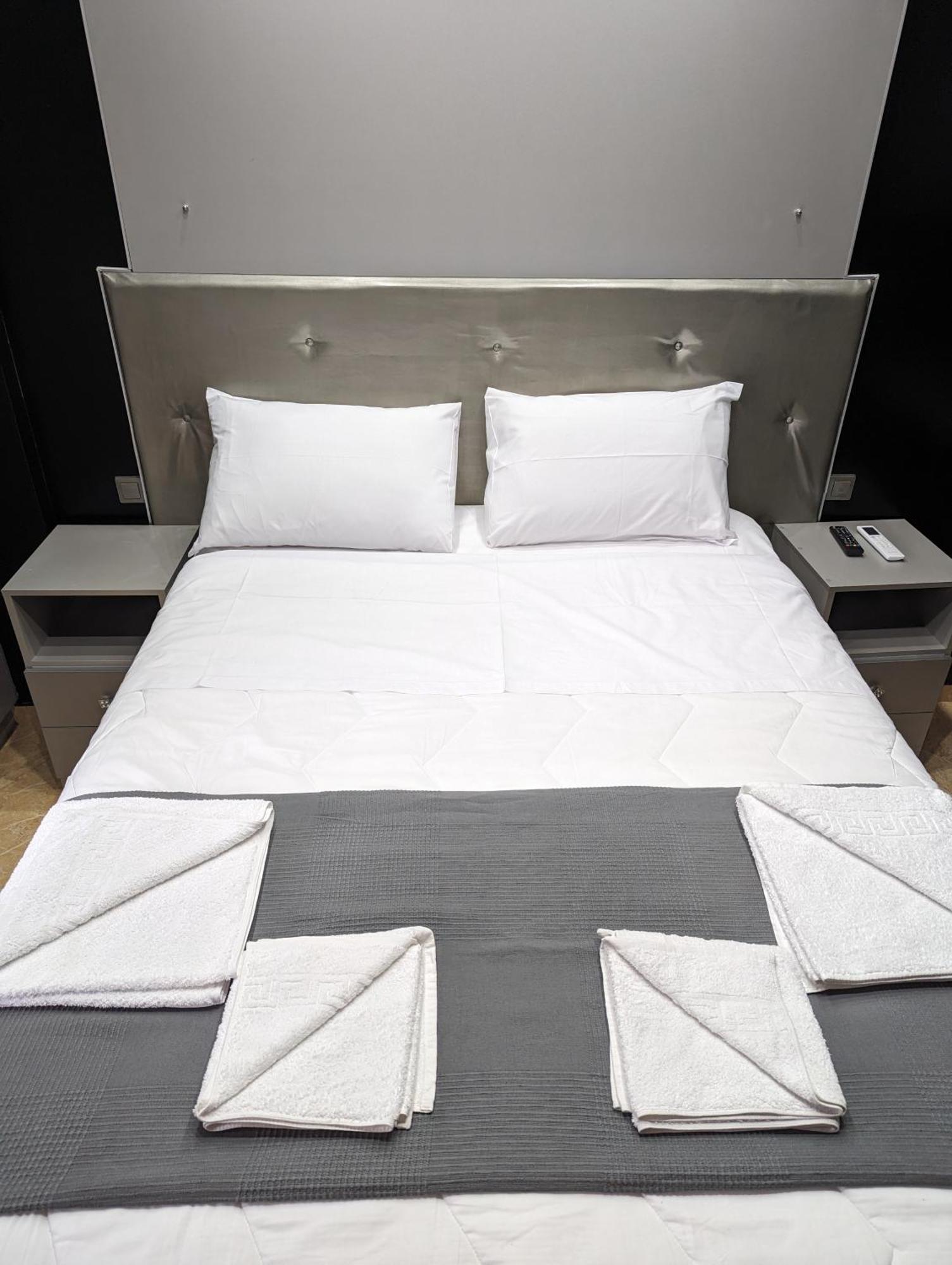 Modern Quiet Luxury Apartment Patra Exteriör bild