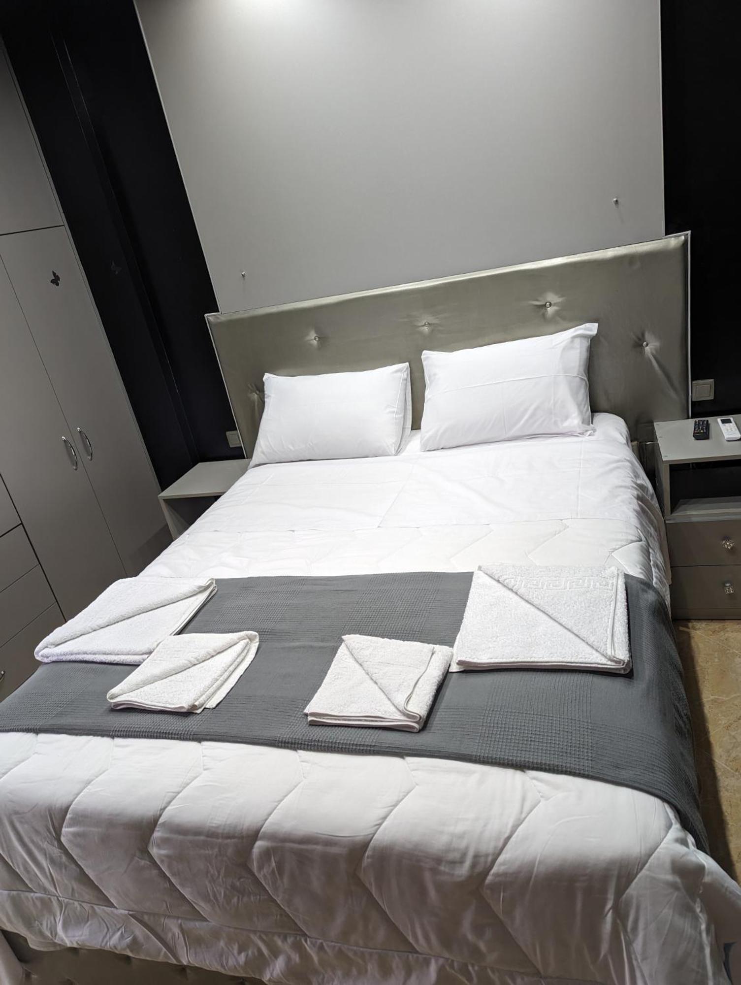 Modern Quiet Luxury Apartment Patra Exteriör bild